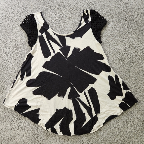 Weston Black and White Large Floral Pattern Flutter Sleeve Loose Fit Blouse - Picture 4 of 5